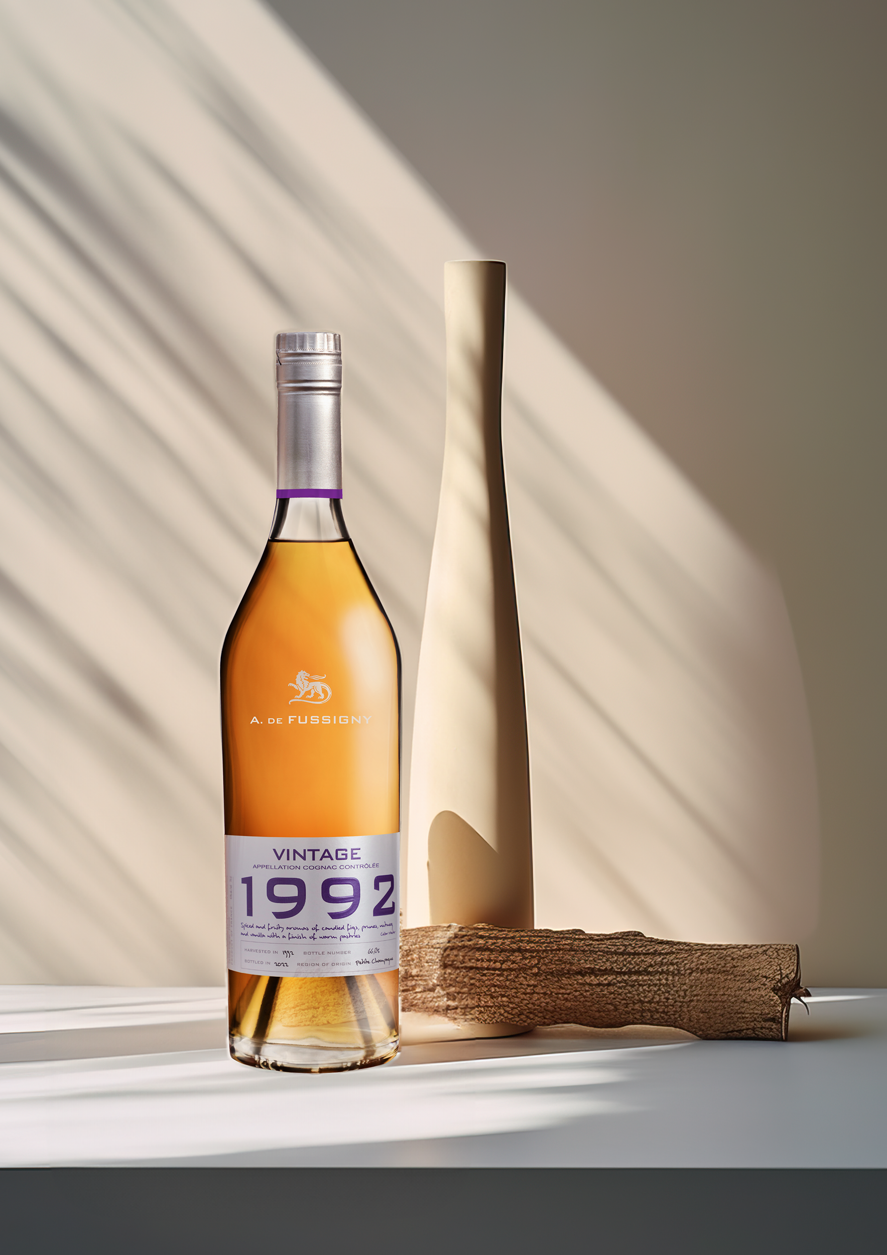 Plongez au cœur des vignobles de Petite Champagne avec le Millésime 1992. Ce cognac capture l'essence même de la subtilité, déployant des notes florales et fruitées qui évoquent la douceur des printemps passés.