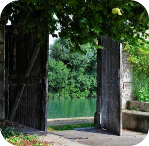 Portes de la maison de cognac A. de Fussigny donnant sur la Charente